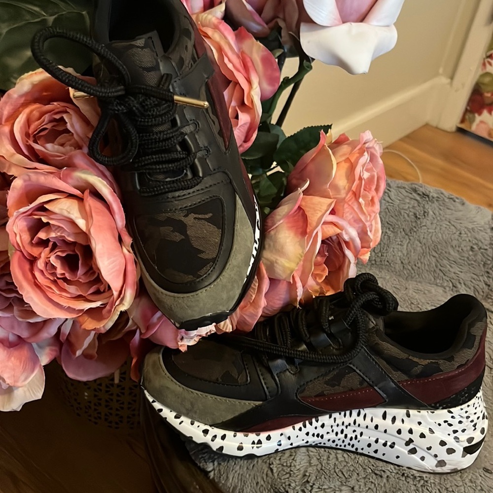 Beautiful tennis shoes